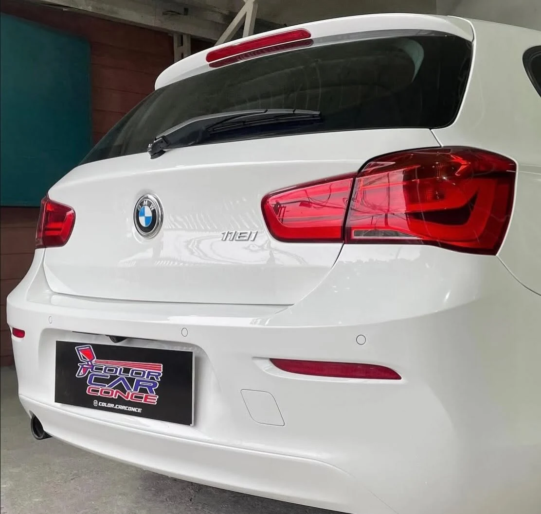BMW 118i terminado después de trabajo de desabolladura y pintura