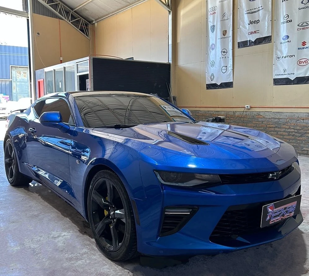 Resultado final del Chevrolet Camaro después de desabolladura y pintura