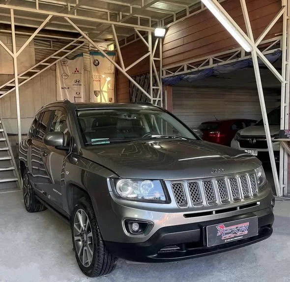 Jeep Compass terminado después de trabajo de desabolladura y pintura