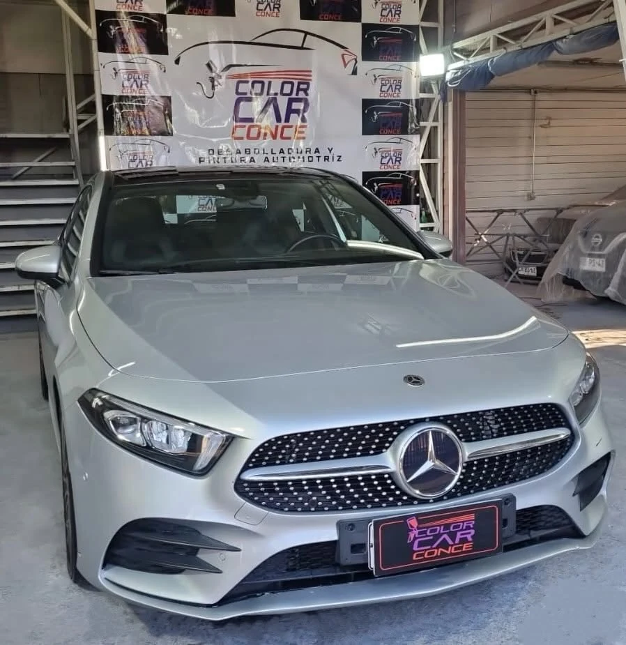 Mercedes Benz terminado después de trabajo de desabolladura y pintura