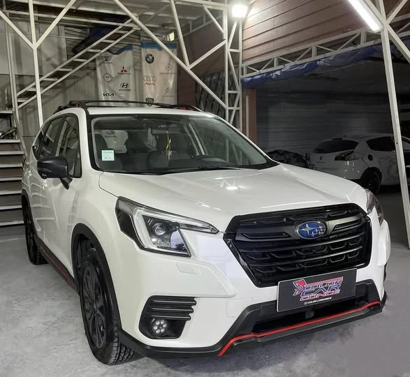 Subaru Forester terminado después de trabajo de desabolladura y pintura