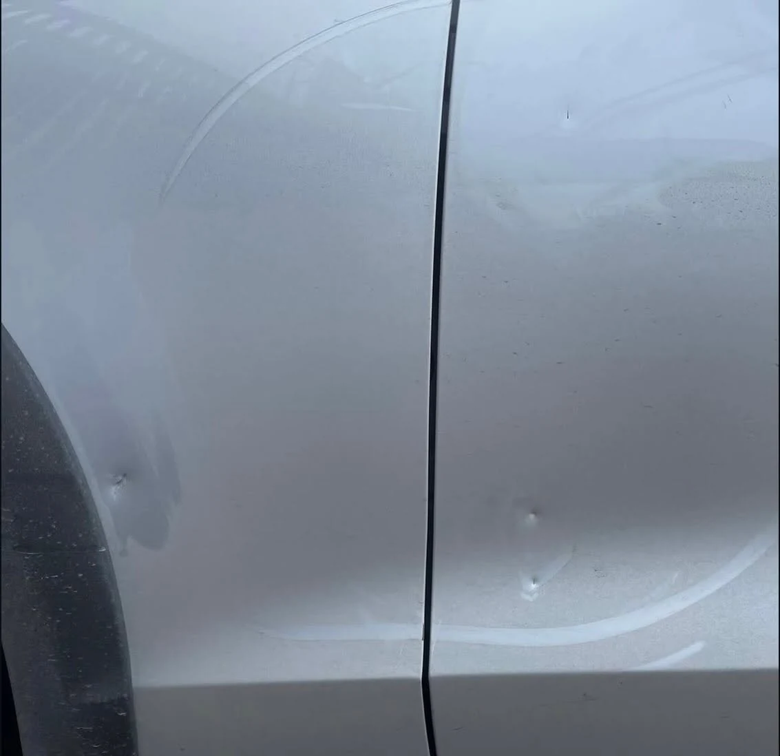 Daños iniciales en el tapabarro y la puerta del Volvo V60
