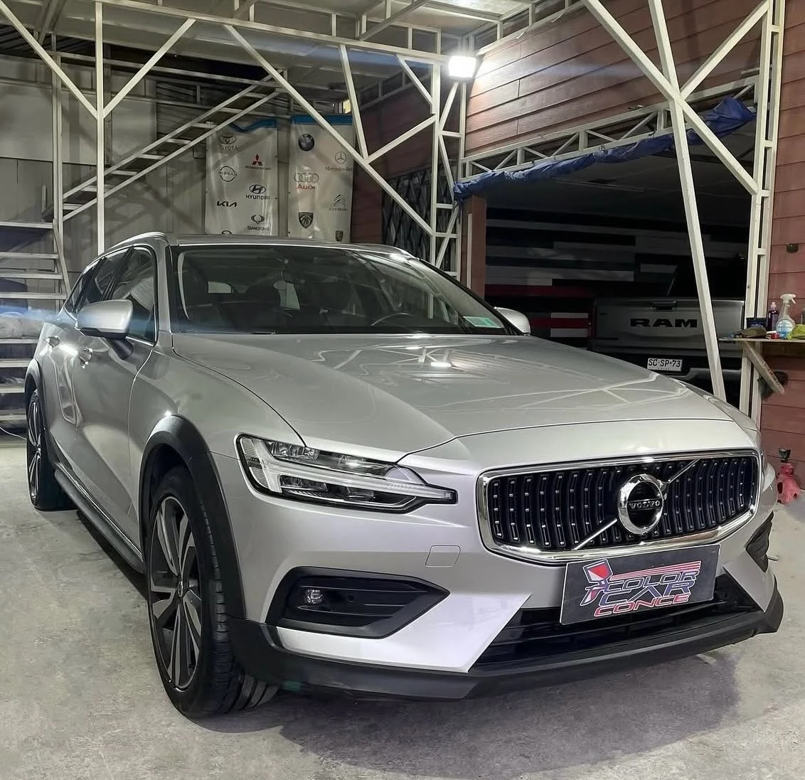 Volvo V60 terminado después de trabajo de desabolladura y pintura